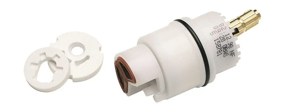 Kartusche von HANSA, bestehend aus einem weißen Gehäuse mit einem chromfarbenen Anschluss und zwei passenden Dichtungen. Ideal für Wasserhähne oder Armaturen.